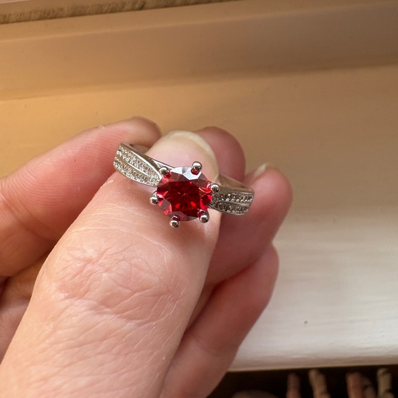 NWT Elegant Silver and Red Moissanite Gemstone Ring - Picture 5 of 7